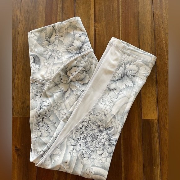 Lululemon Crop leggings flower print gray and white - Picture 3 of 13